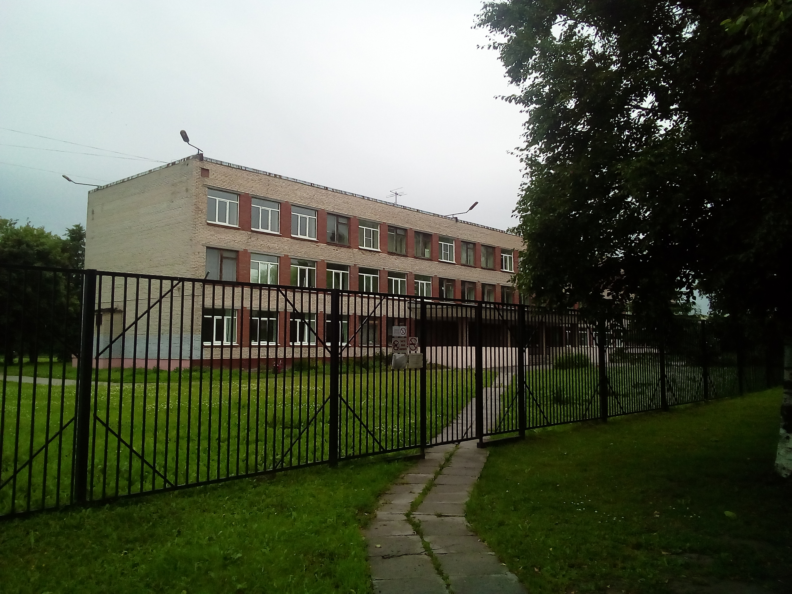 Фотография школы.